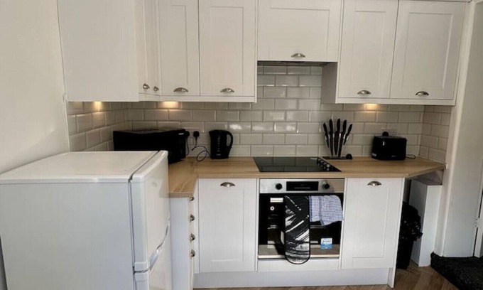 Salford Casa | Large Five Bedroom Home with parking