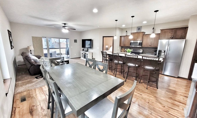 Arnolds Park Cabina | LARGE floorplan, 4 private bedrooms, flexble check-in, comfy beds, kid-friendly!