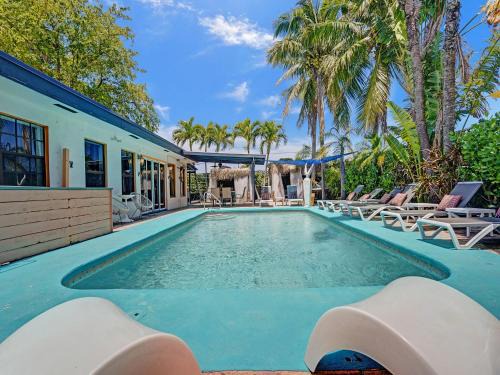 Coral Heights Casa | Large GAY MEN'S 1 bedroom w Gameroom heated pool clothing optional