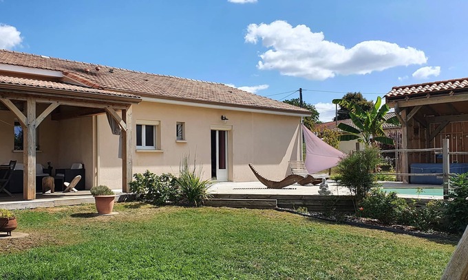 Veyrines-de-Vergt Casa | Large gîte with swimming pool