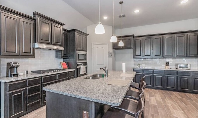 Garland Casa | Large Gorgeous Comfy 4BR New Built Retreat for Fam