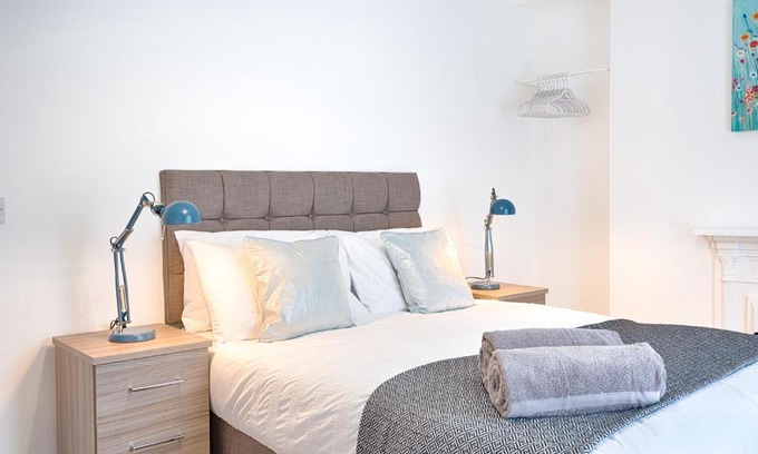 Cwmbrwla Casa | Large Green Garden, 4 Bedrooms, Sleeps 8