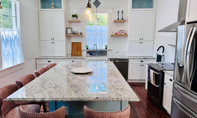 Waco Casa | Large Group Space - King Beds -Firepit - Rose Haven, King Beds -Minutes to Magnolia -Large Group Spa
