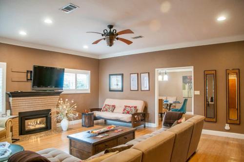Visalia Casa | Large Groups-Seq Parks Coast Wineries Skiing-All Day Trips!
