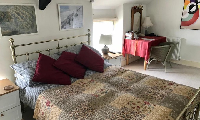 Abergavenny Cama Y Desayuno | Large guest room in stylish Georgian town house