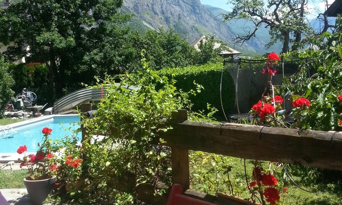 Saint-Julien-Mont-Denis Casa | Gran casa con piscina en el corazón de los Alpes.