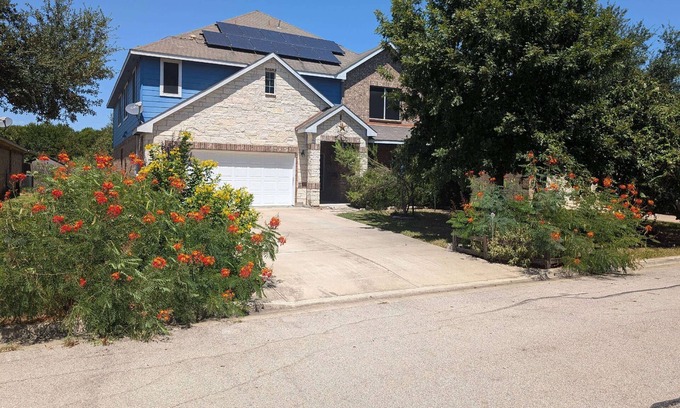 Hutto Casa | Large Handicap Accessible Home Sleeps 21. Game Room, Stocked Kitchen. Great for Large groups.