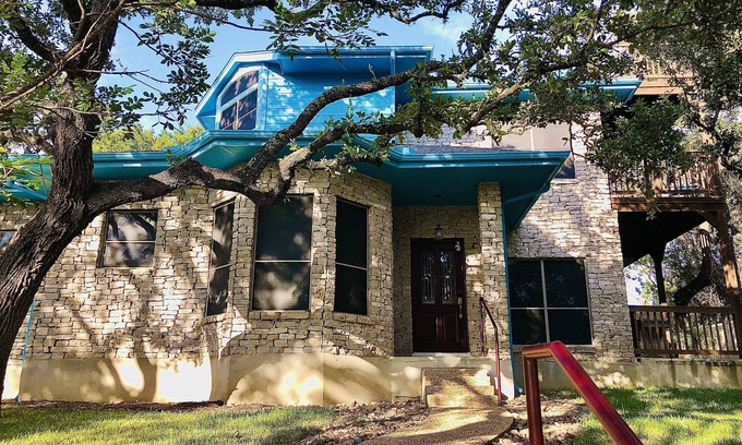 Wetmore Casa | Large heated POOL! Perfect vacation House 5 min to SixFlags & LaCantera
