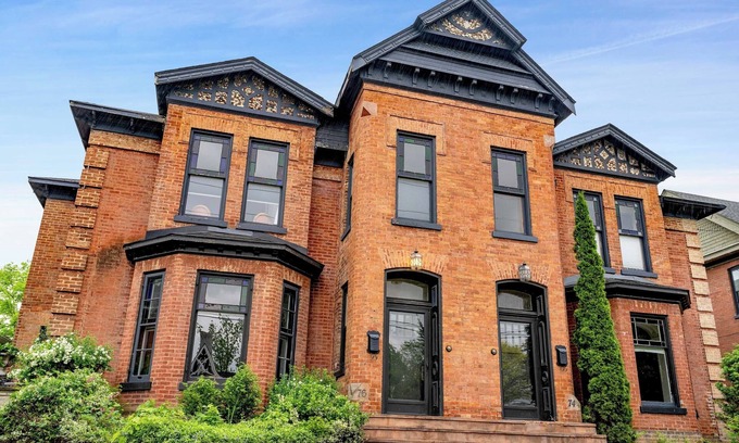 Collingwood Casa | Large Heritage Duplex, 12 min to Blue mountain Village, Downtown Collingwood