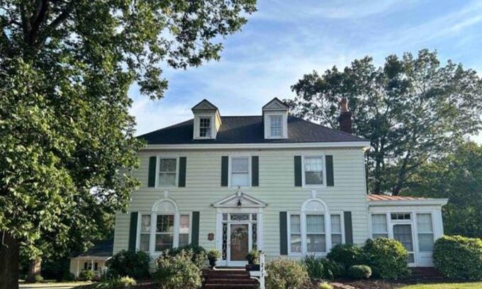 Reidsville Casa | Large Historic 4 BR Home with 2 Acres & Pool in Reidsville
