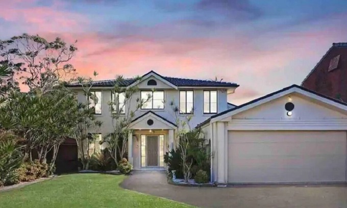 Lake Munmorah Casa | Large Holiday Home with Heated Pool on demand near Lake & Beaches