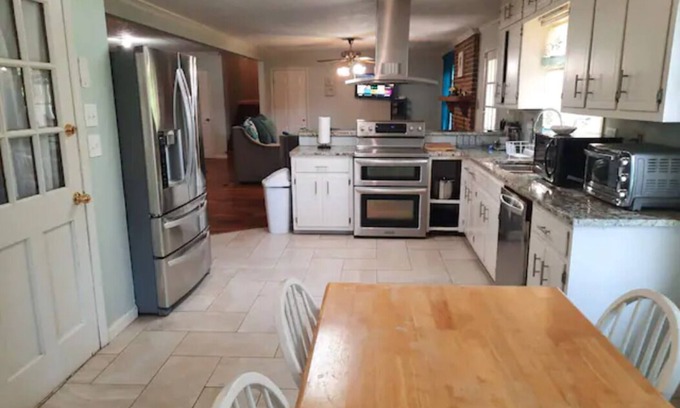 Lilburn Casa | Large Home 35 Minutes to Atlanta Sleeps 20