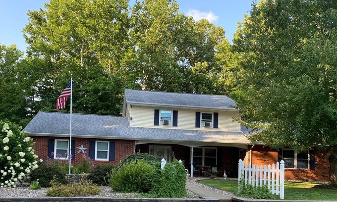 Stockport Casa | Large Home in Southeast, Ohio