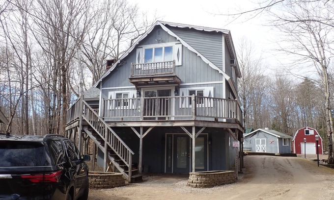 Moultonborough Casa | Large Home on 2 Wooded Acres - Beach, Boat Ramp, Lots of Extras - Dogs Welcome