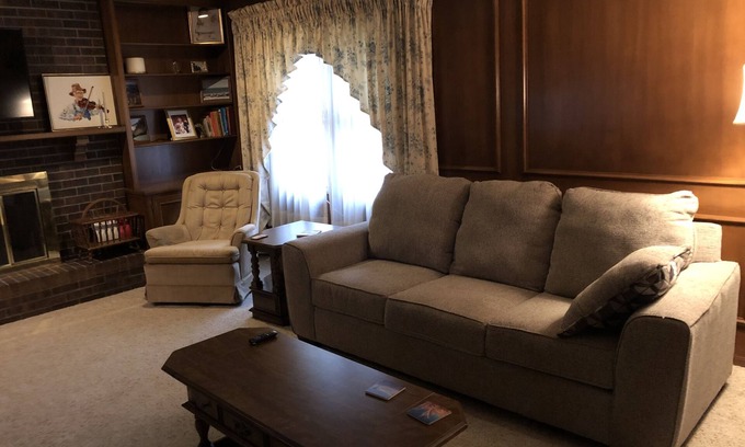 Lee's Summit Casa | ¡Gran casa lista para usted o su familia!
