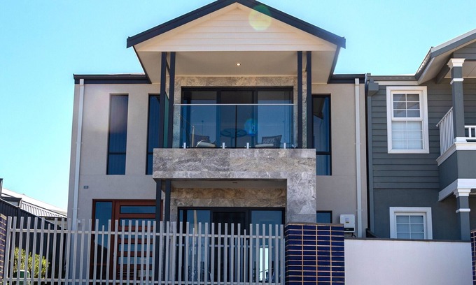 Jindalee Casa | Large home sleeps 6 with heated outdoor swimspa