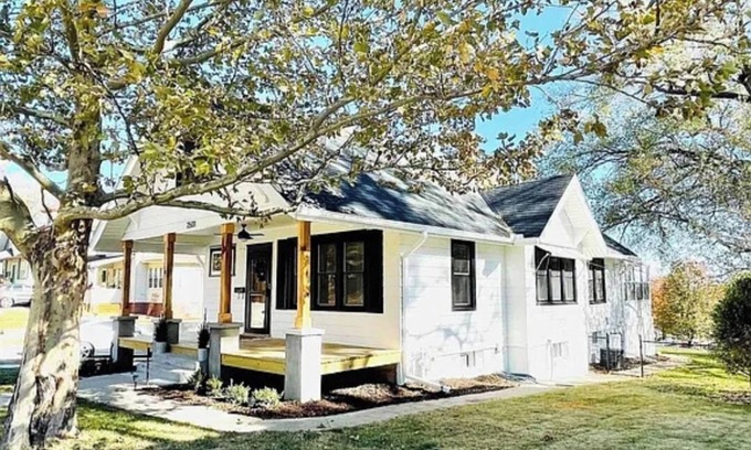 Southeast Omaha Casa | Large home w/backyard & Hot tub near downtown, zoo