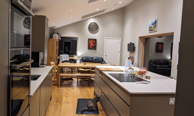 Sutton Cross Casa | Large home, w/gym, climbing wall, pet welcome, by coast, woods, park & village