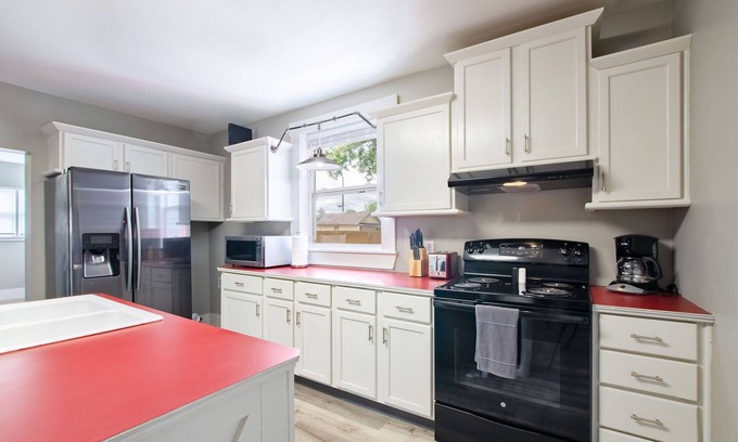 Kokomo Casa | Large home with character .5 Miles to downtown