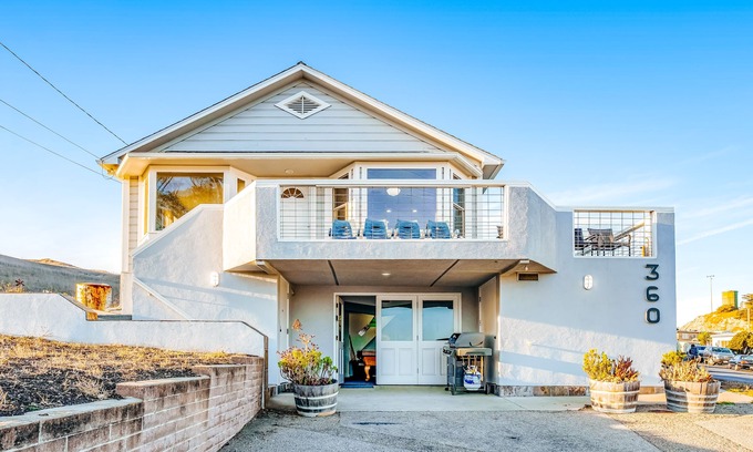 Cayucos Casa | Amplia casa con sala de juegos y terraza amueblada con vista al mar y al muelle