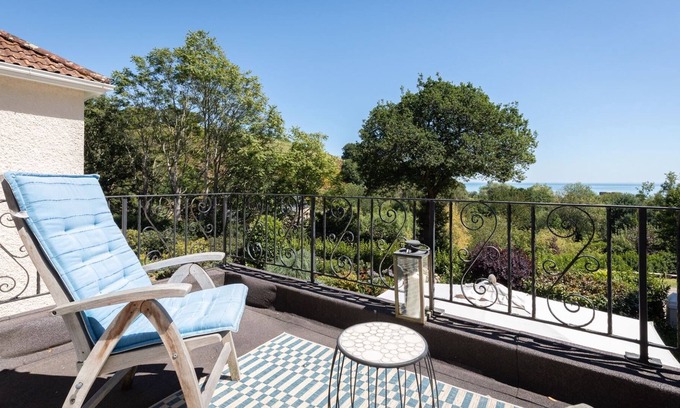 Gorey Casa | Large house by the sea with huge garden
