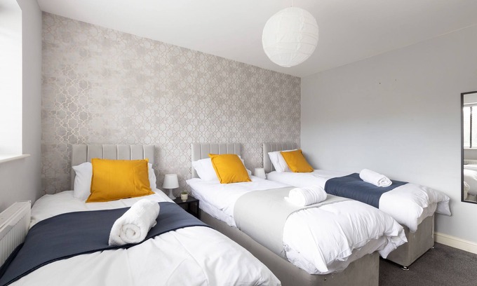 Beeston Casa | Large House/Fits 10/Near City/FREE Parking