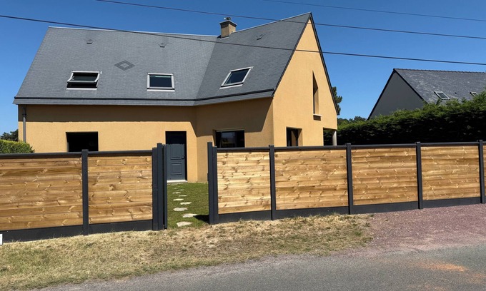 Saint-Jean-de-la-Riviere Casa | Large house close to the beach
