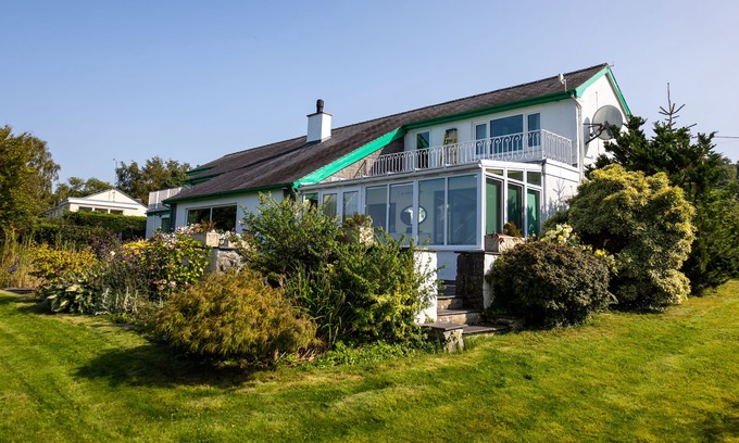Llanfairfechan Casa | Large house & private garden - stunning sea views
