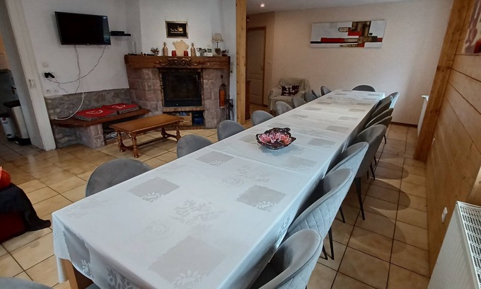Le Bonhomme Casa | LARGE HOUSE SLEEPS 24 IN THE MIDDLE OF THE MEADOWS