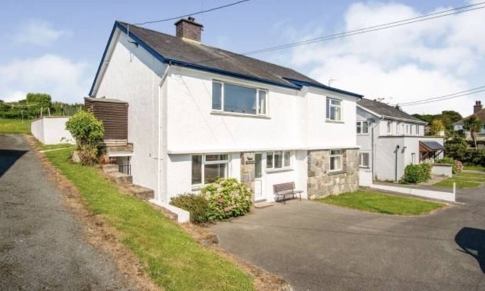 Garn Fadryn Casa | Large house, sleeps 10 on Beach Road, opposite The Cliffs, 250 yds from beach.