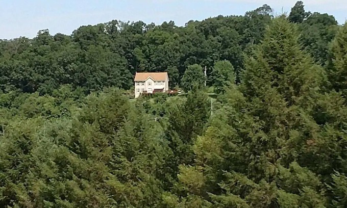 Glen Rock Casa | Large house that sleeps 10 on 15 acres near Heritage Rail Trails, Glen Rock, PA