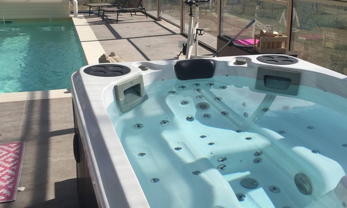 Lignol-le-Chateau Villa | Large house¨¨ with swimming pool and Jacuzzi. Spa, massages, champagne tasting