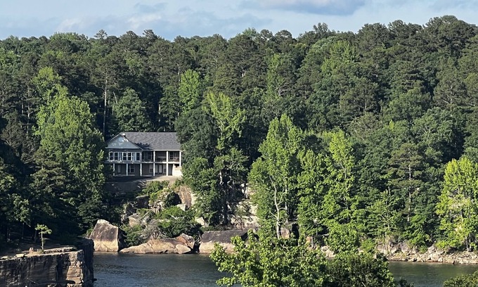 Edgemont Casa | Large House with Front Row View of the Cliffs