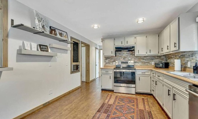 Murfreesboro Casa | Large house with pool,hot tub, and fully fenced big yard. Pets welcome.