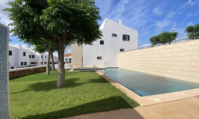 Fornells Chalet De Esquí | Amplia casa con pisinca comunitaria cerca del mar