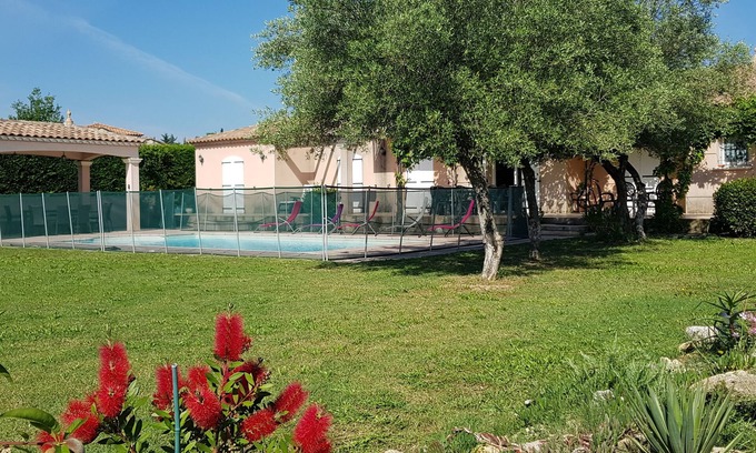 Boisseron Casa | Large house with trees