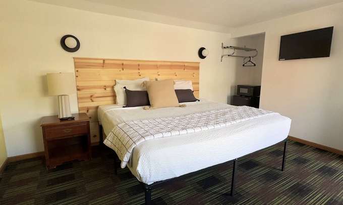 Sandusky Hotel | Large King Room Across from Sports Center