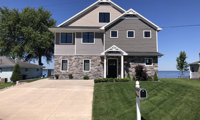 Butte Des Morts Casa | Large Lake House - 4 Bedroom - EAA Oshkosh