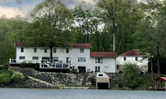 Waverly Casa | LARGE LAKE HOUSE with HOT TUB and GAME ROOM
