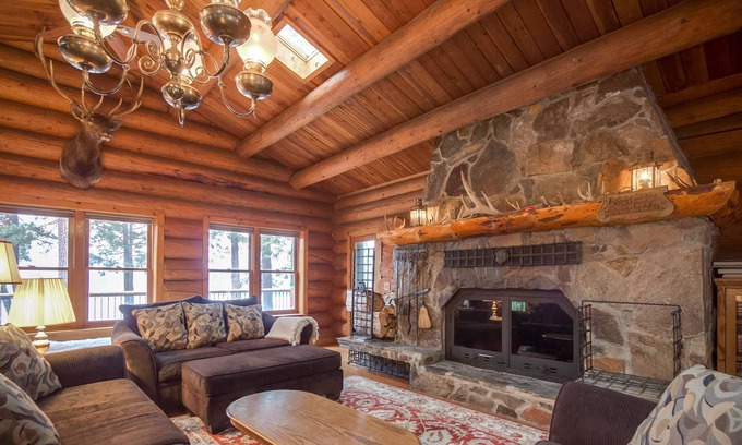 Hayden Lake Cabina | ¡NUEVO LISTADO! Gran cabina frente al lago w / jacuzzi privado / firepit / mesa de billar / muelle!