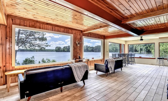 Rhinelander Cabina | Large lakefront lodge w/Kayaks, Arcade games, WIFI, next to public boat launch
