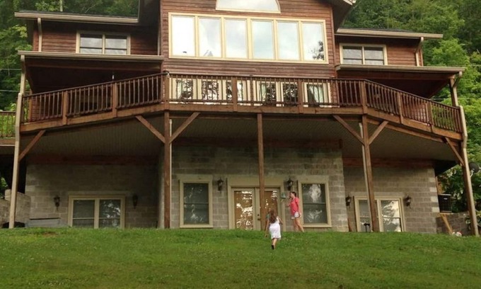 Maynardville Casa | Large lakefront retreat with huge dock, sun deck, kayaks and hot tub;