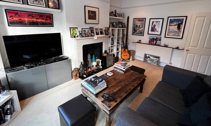 Mortlake Otro | Large, light-filled double room & bathroom in 5-bed terraced house.