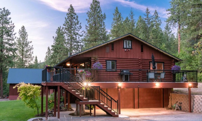 Leavenworth Casa | Large lodge with hot tub, theater, acreage and close to town! #STR 000330