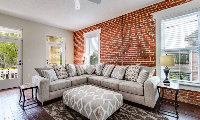 Springfield Condominio | Vistas desde Dwntwn desde el balcón de Loft, ¡perfecto para una escapada en pareja! 5 minutos a pie de comedor, patio w / Grill
