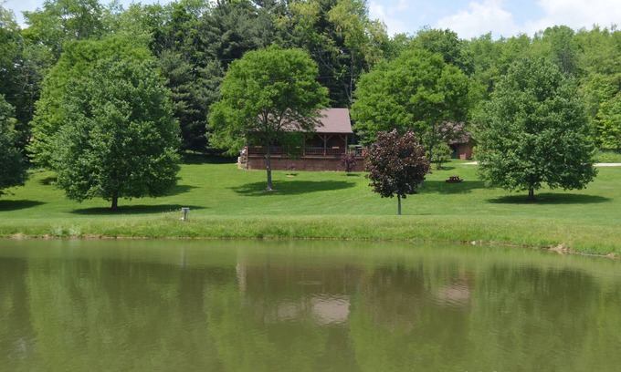 Butler Cabina | Gran cabaña de troncos en 12 acres privados con estanque de pesca cerca del parque estatal Mohican