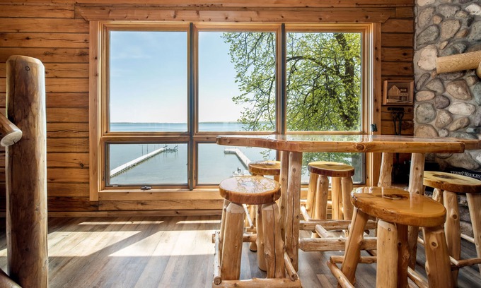 Miltona Cabina | Large Log Cabin: SUPERHOSTS, Lake, Pets Ok, Sandy Beach, Sauna, Game room