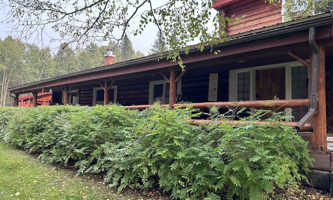 Central Alberta Chalet De Esquí | Large Log House with River Views