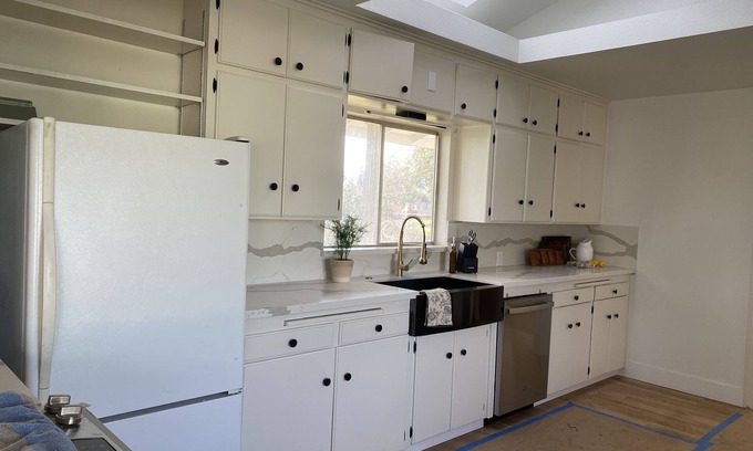 Raisin Casa | Large lot 3-bedroom house near Belmont Country Club
