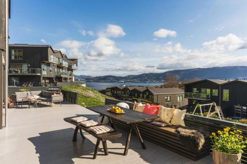 Laksevag Apartamento | Large luxurious apartment with private terrace and parking